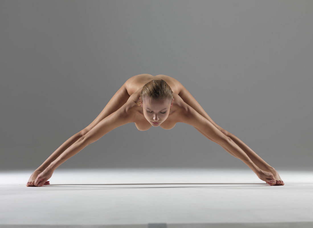 girlsdoingyoga:  fightingboots:  Nude yoga  .