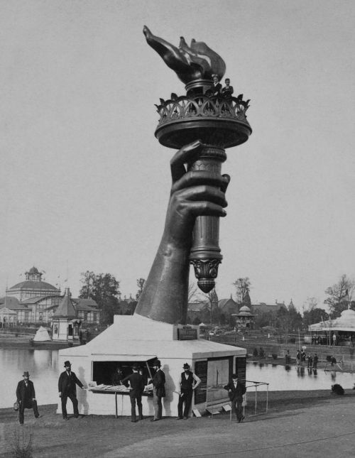 corallorosso:1875-1886 Costruzione della Statua della Libertà 200.000 libbre di rame e un p