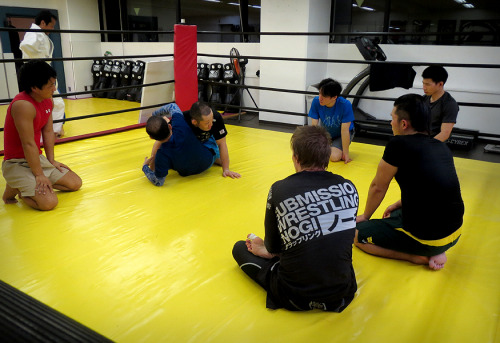 Vandaag ook lekker getraind bij MMA/Shooto Gym Blows in Osaka. Begonnen met Kickboksen, wat MMA cond