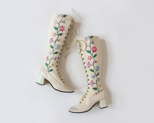 thegolddig: 1960s Floral Embroidered Boots (more information, more gold)