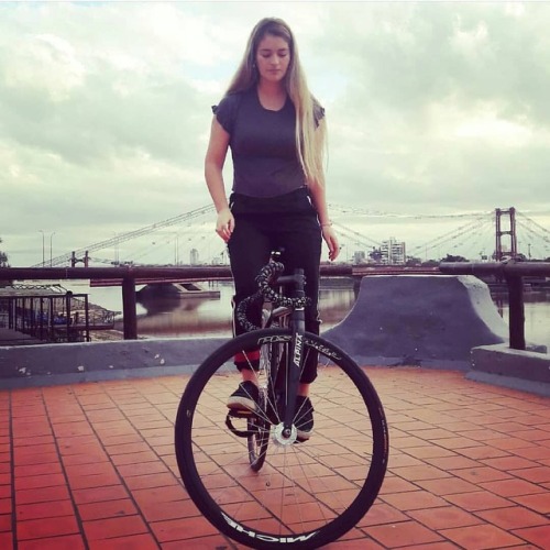 javi-ballestero:@mikucecco #fixiegirl #girlbike #girlsgonefixie #ridegirl #fixa #ridelikegirl #fixie