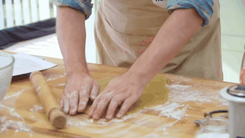 Celebrity Bake Off With Michael Sheen And His HANDS