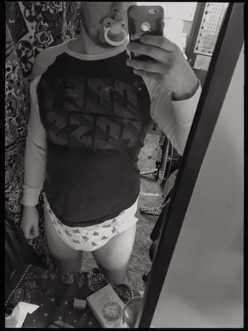 itsageplaybaby:  The most comfiest shirt for the most comfy diapers