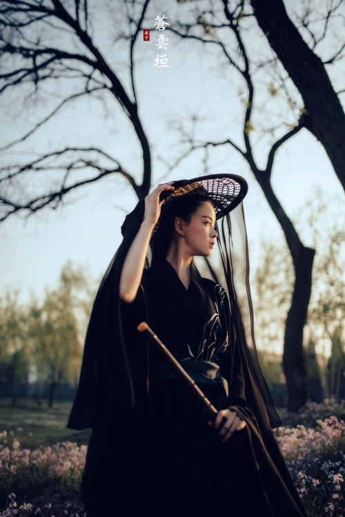 fuckyeahchinesefashion: 苍云垣*西风过 by 疯子 chinese hanfu She’s wearing a Zhiju/直裾 (straight-he