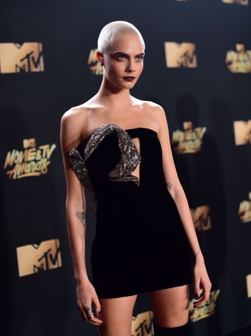 caradelevingne25: Cara Delevingne looking stunning with her shaved head and thigh boots.