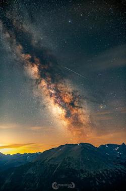 space-pics:  One tracked and one untracked exposure of the Milky Way combined to bring out an extreme amount of detail - Rocky Mountain National Park, CO [OC][1353x2048]