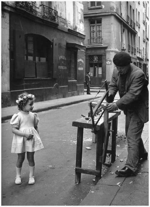 federer7:Le menuisier de la rue Saint Louis en l’Isle, Paris 1947 Photo: Robert Doisneau Enlarge 