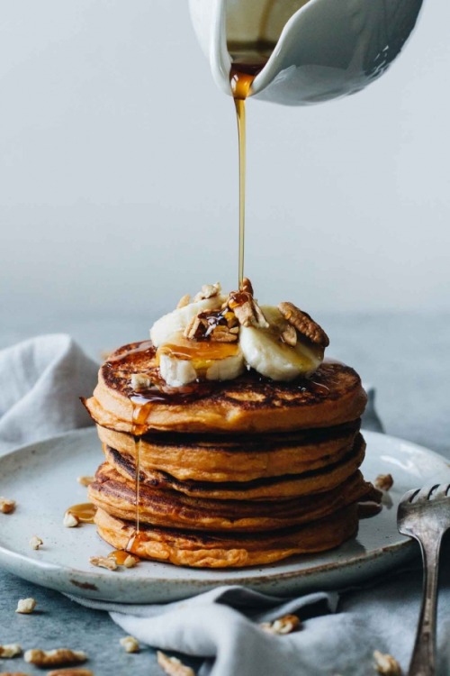 Healthy Sweet Potato Pancakes to kick off your weekend | Photo &amp; recipe Jar of Lem