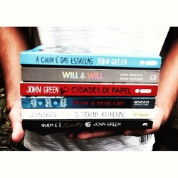 textografias:  coleção Green completa!! 😘👏👏 #johngreen #aculpaédasestrelas #will&amp;will #cidadesdepapel #deixecairaneve #oteoremakatherine #quemévocealasca #livros #perfeição #boatarde