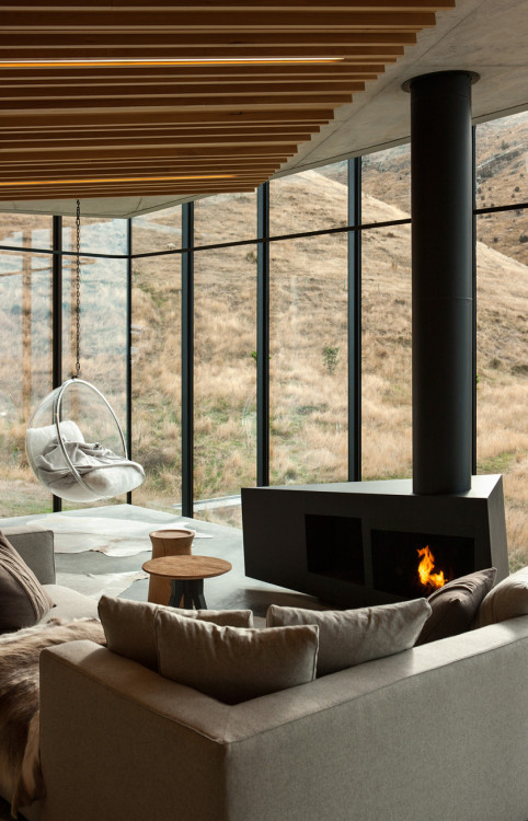 archatlas:    Seascape Retreat    Patterson AssociatesA romantic beachside cottage is set into a rock escarpment in a tiny boulder strewn South Pacific cove. It is a shelter designed as a honeymoon retreat for paying guests consisting of just three rooms,