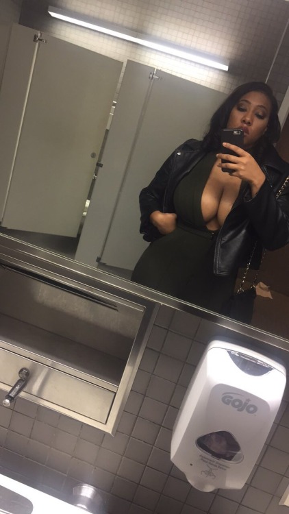 deebott:  whitegirlsaintshit:  museum date ft. titties  Olive.  How fucking dare you