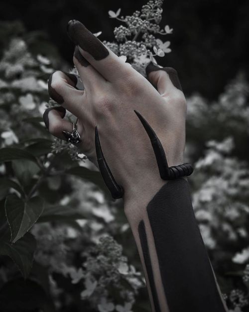 Fang Cuff by @anutera.#sotbm #sistersoftheblackmoon #anutera #avantgardefashion #allblack #darkfas