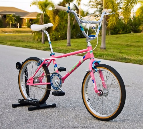 planetbmx: Original pink Haro Sport! I’m thinking it is 1986ish. This is my dream old school bike. 