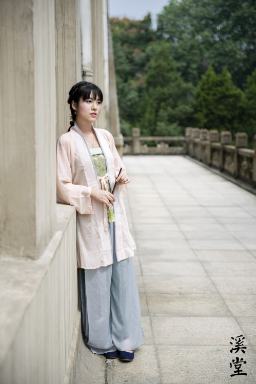 (via 【溪堂汉服】上新_汉服商家吧_百度贴吧)溪堂汉服 http://shop101281650.taobao.com/