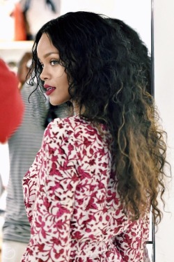 blackpeoplefashion:  Rihanna is so beautiful, but you knew that already.