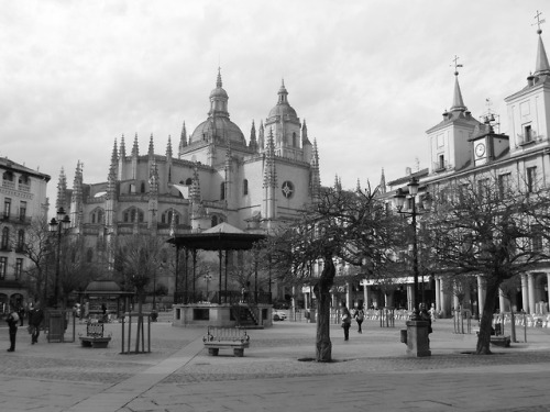 Plaza Mayor con quiosco de música y catedral detrás, Segovia, 2016.