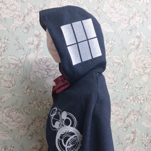 I made Hooded Cape of TARDIS costume.The TARDIS windows and Gallifreyan’s pattern were printed