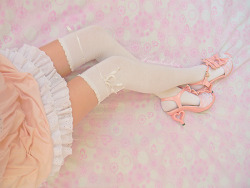 wonderholichime:  New adorable shoes! ♡