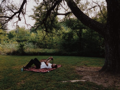 nicolejanelle:  ohhellokelsey:  Some snaps from our picnic in the park last night | processed with VSCOcam  Wow! 