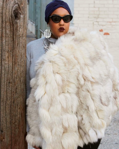 Felt oh-so-bougie in this fur coat from @flossyssuitcase in Highland Park. Ahh, why can&rsquo;t I ju