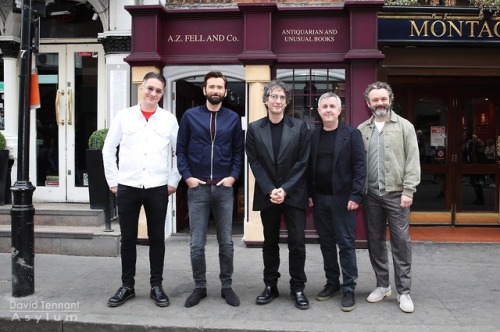mizgnomer:David Tennant and Michael Sheen (and Neil Gaiman) at the Good Omens Pop-Up Bookshop in Soh