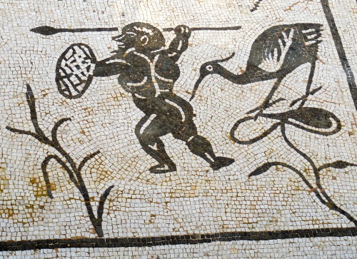 Mosaico romano: pájaro y un guerrero con escudo y lanza, Itálica, Sevilla, Andaluc&iac