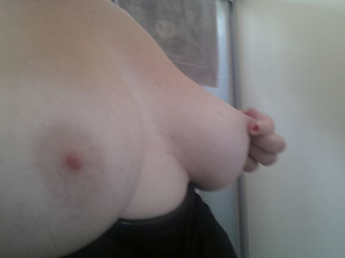 nymphoxx:  side boob plus tweak