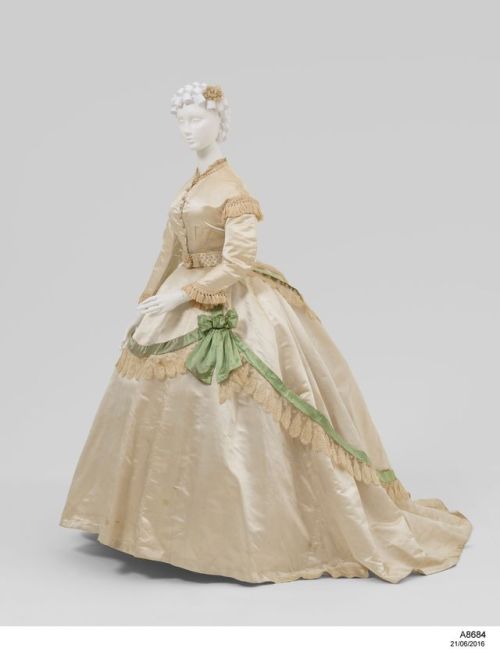 fashionsfromhistory: Wedding Dress with Interchangeable Bodicesc.1865Museum of Applied Arts &amp