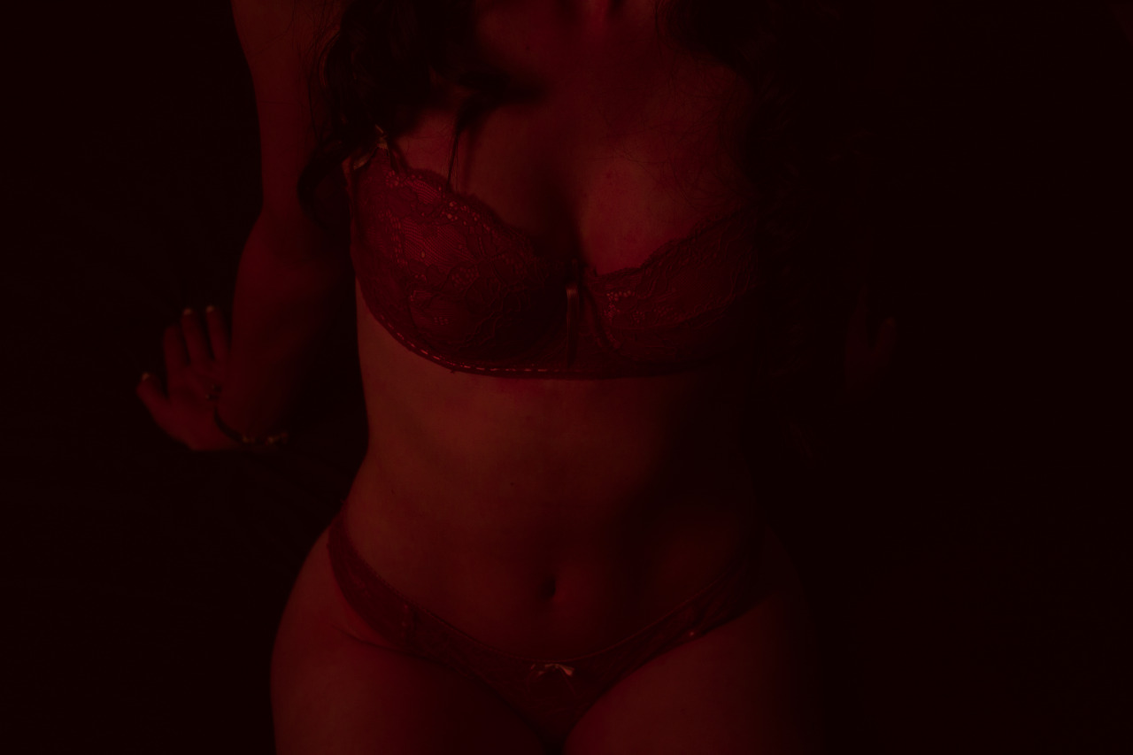 eazyvisuals:  IG: @Eazyvisuals | Red room