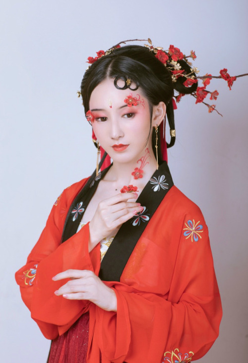 changan-moon:梅花妖 by 司音儿 Traditional Chinese Hanfu - Theme: Plum Blossom Spirit.