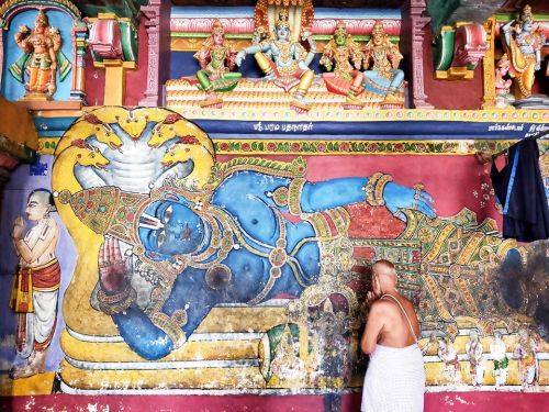 Priest praying in front of a Vishnu mural in Srirangam, Tamil Nadu, photo Jayakrishnan Menon Pottekk