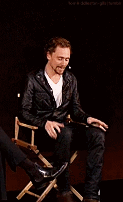 lindamarieanson:  tomhiddleston-gifs: Tom Hiddleston miming his horse in War Horse  omg his hair in the second gif 