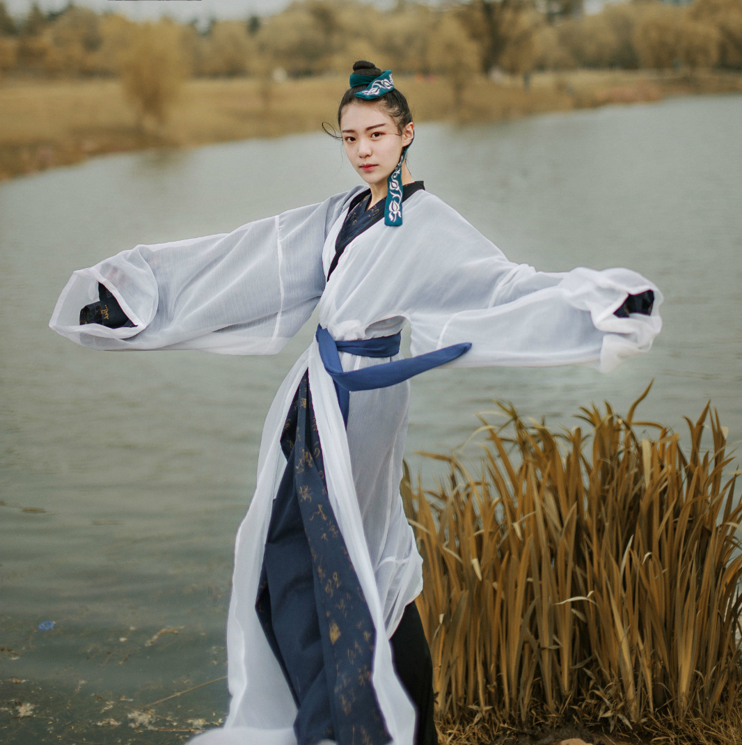 changan-moon:  Traditional Chinese hanfu | Tang dynasty fashion | Clothes by 宴山亭汉服. 