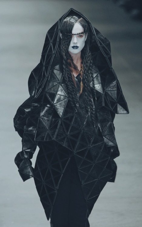 Gareth Pugh / Fall 2008 / RTW Model: Agyness Deyn