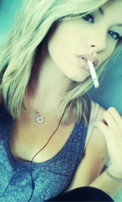 sexysmokinghotties69:  Sexy Smoking Hottie