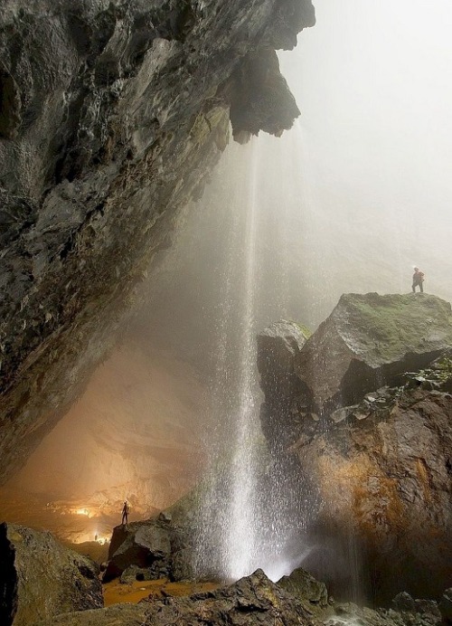 finofilipino: La cueva vietnamita más grande del mundo se mantuvo oculta en la profundidad de los bosques del Parque Nacional Phong Nha Ke Bang hasta 1991 y tiene su propio río, selva y clima. Los exploradores Howard y Deb Limbert tardaron un año