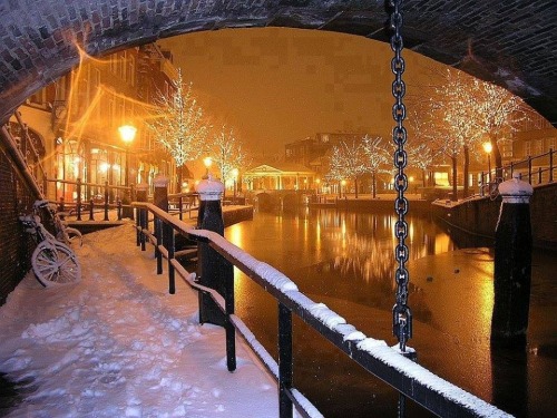bluepueblo:  Snowy Night, Amsterdam, The Netherlands photo via macmillian