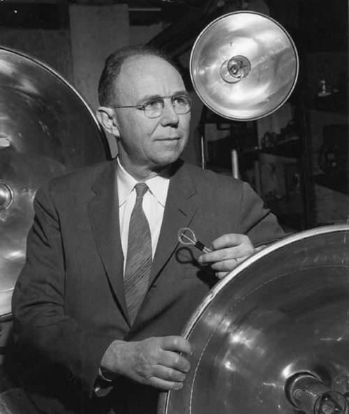  Harold E. Edgerton, in full Harold Eugene Edgerton (1903-1990)American electrical engineer and phot