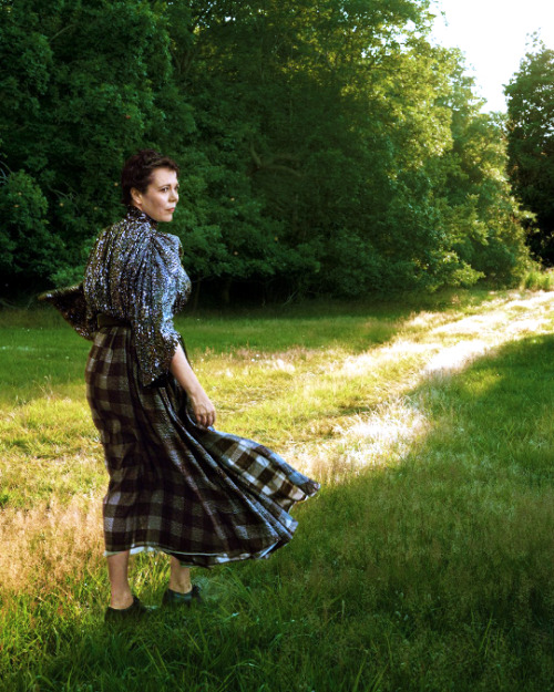 tvactorsdaily: Olivia ColmanPhotographed by Annie Leibovitz, Vogue, October 2019