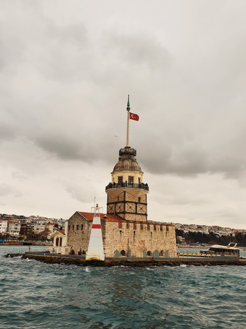 Maidens Tower (turkish: Kız Kulesi)The name comes from a legend: the Byzantine emperor heard a proph