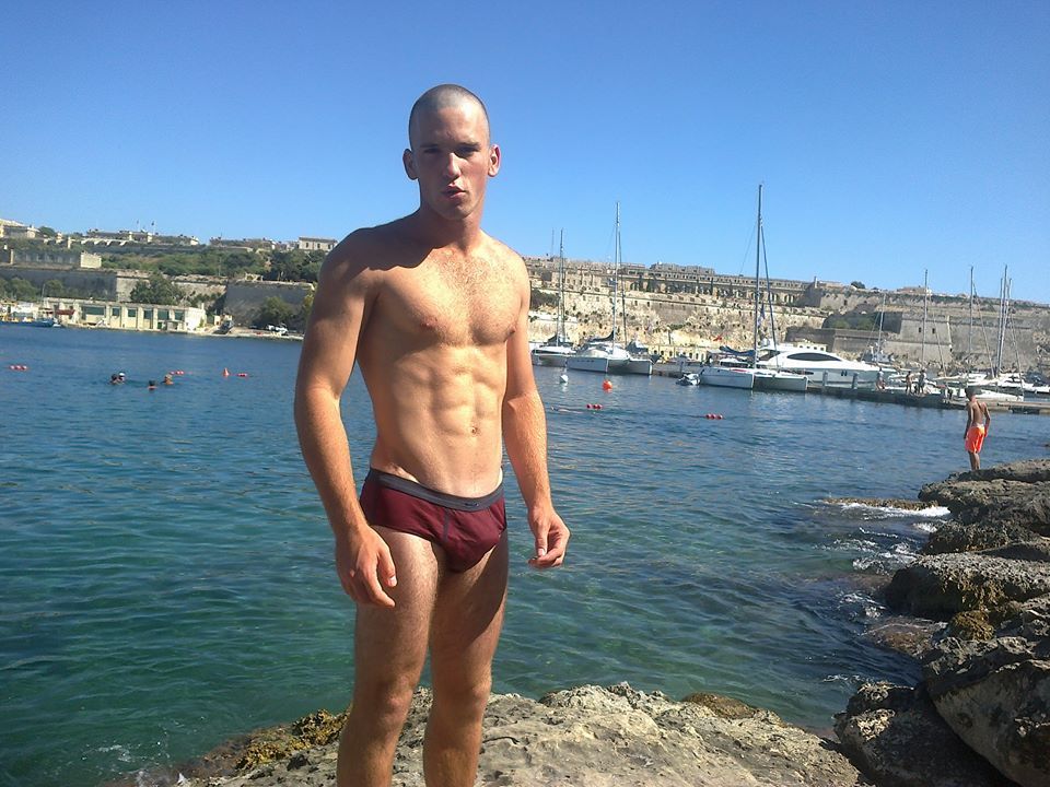 striaghtserve:  aplethoraofmen:  He loves the water  Very hot man 