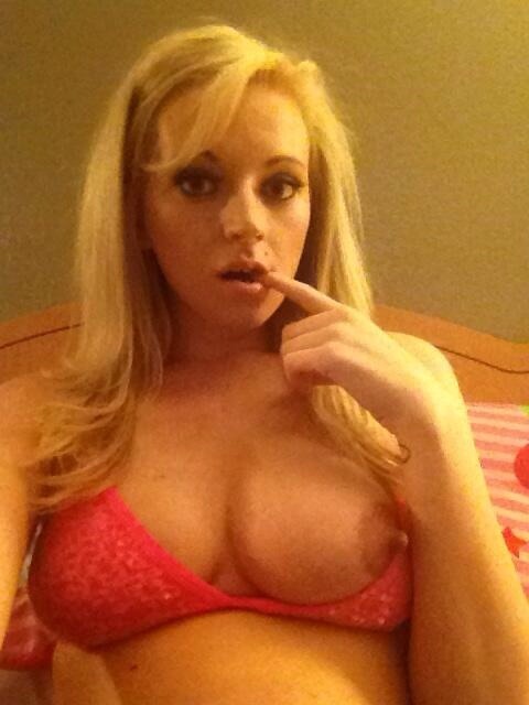 lasesexy:   -&gt; Horny girls here to please you with a good show!  .