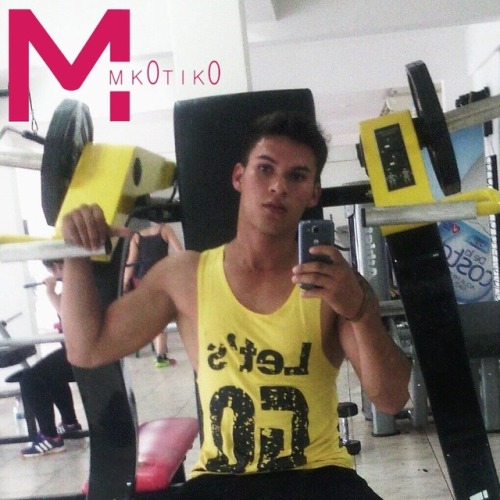 mk0tik0renovado: Arnaldo 19 años hetero curioso “Behind Nuestra portada” Este sexy hetero me confeso