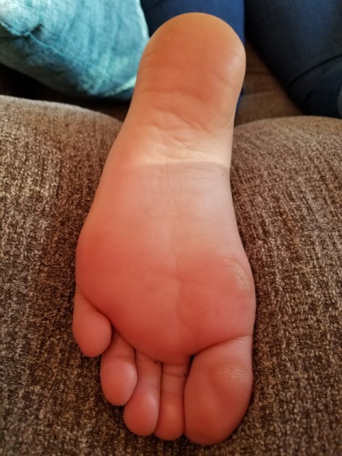 turkishwifefeet:  snoop07:AJ this is a perfect example of a married woman’s feet in socks for a loong day. the sweat, the hard skin and beauiful dark balls of toejam makes me think of smelly wife feet.