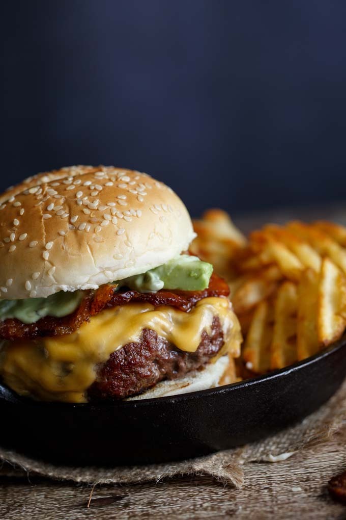 thebuffbaker:  greatfoods:  Stuffed jalapeno popper bacon cheeseburger  Oh my god.