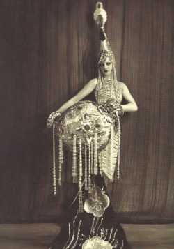 Vintagemarlene:  Moulin Rouge Dancer, Circa 1920 (Via Retro-Vintage-Photography.blogspot.com)