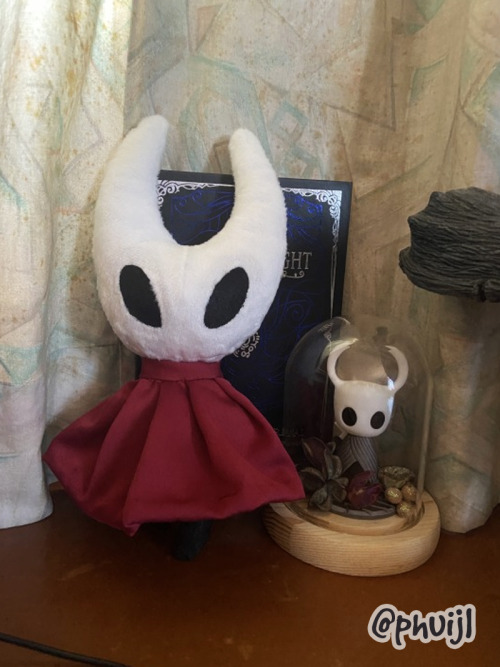 “SHAW!” Hornet from Hollow Knight, 100% hand-sewn by me. The moment I beat this hard but