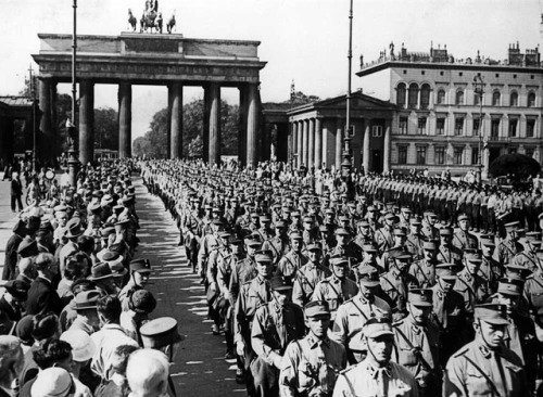 Brownshirt (SA) troops in front of the Brandenburg Gate (Berlin, 1934).