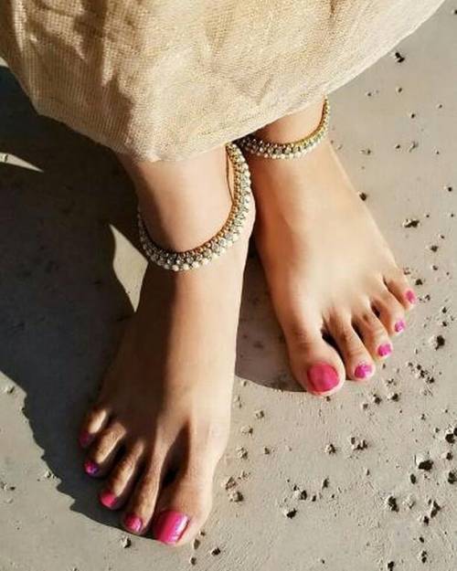 @tina.misra #feet #legs #ankletsfeet #anklets #beautiful #beautifulfeet #pink #pinknails #pinknailpo