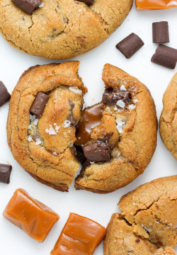 do-not-touch-my-food:  Salted Caramel Stuffed Chocolate Chunk Cookies  Sexual!